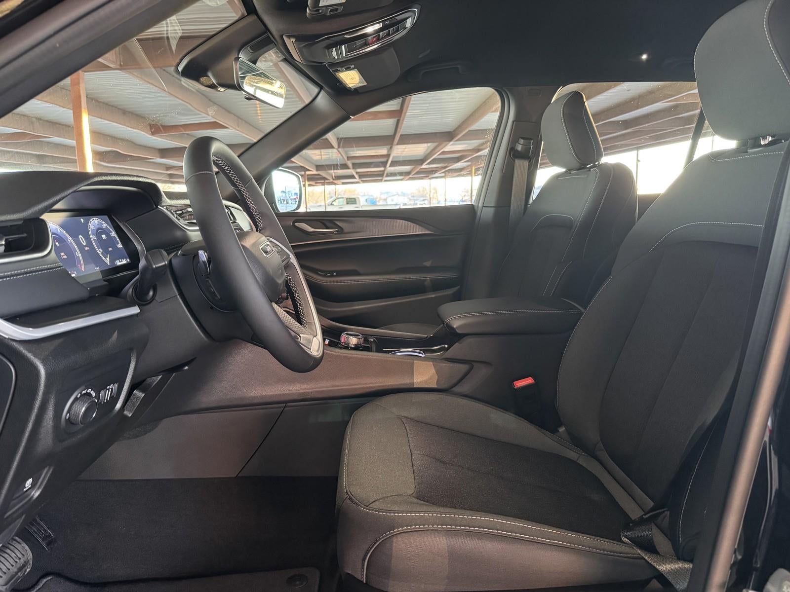 2025 Jeep Grand Cherokee GRAND CHEROKEE LAREDO 4X2