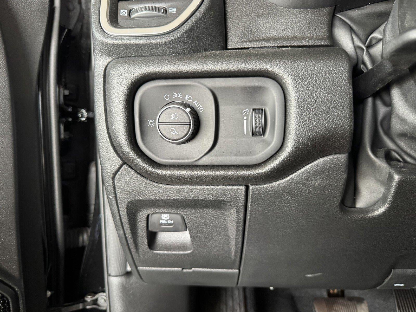 2026 RAM 1500 RAM 1500 EXPRESS CREW CAB 4X4 5'7' BOX