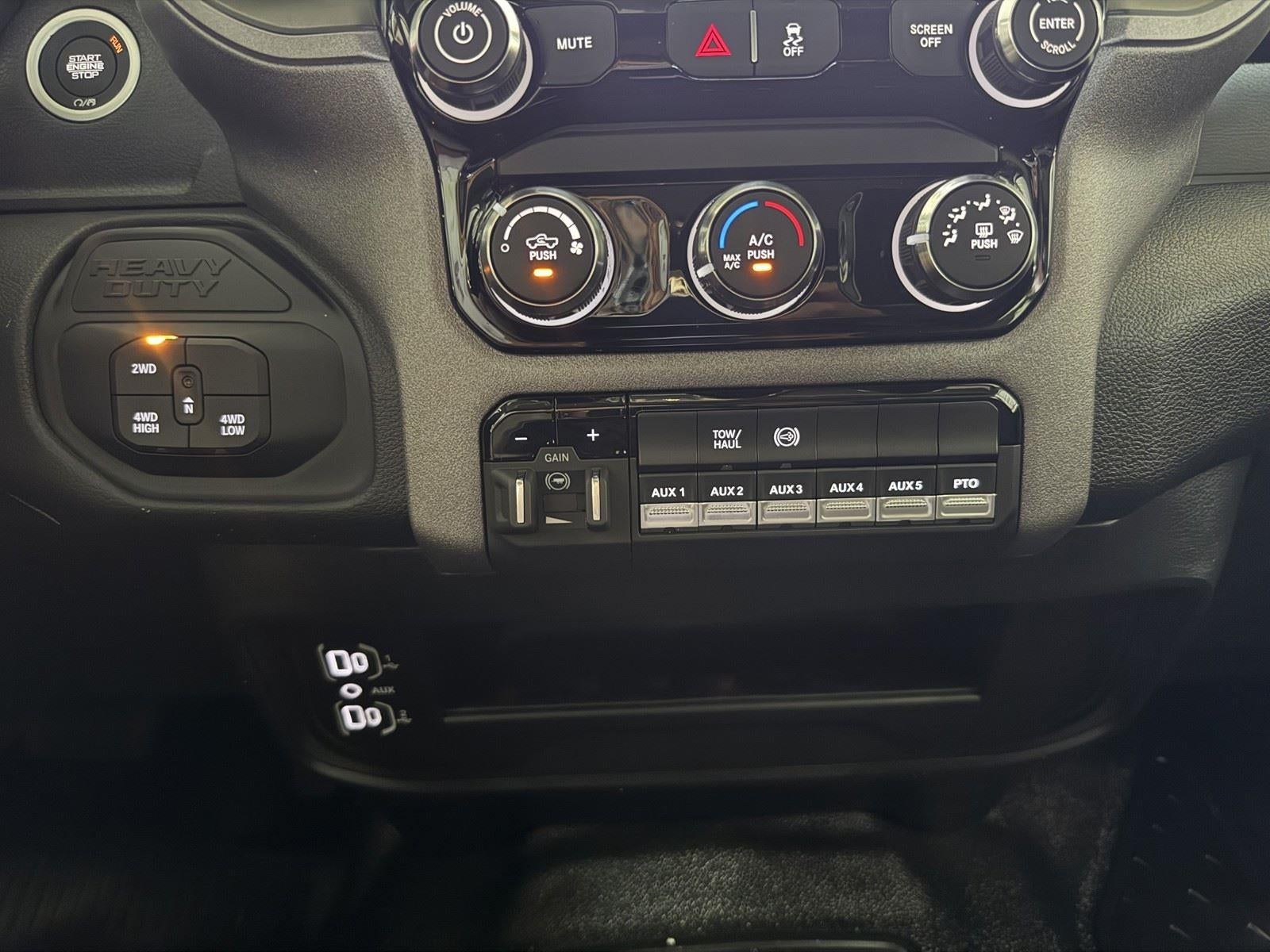 2026 RAM Ram 5500 Chassis Cab RAM 5500 TRADESMAN CHASSIS CREW CAB 4X4 84' CA