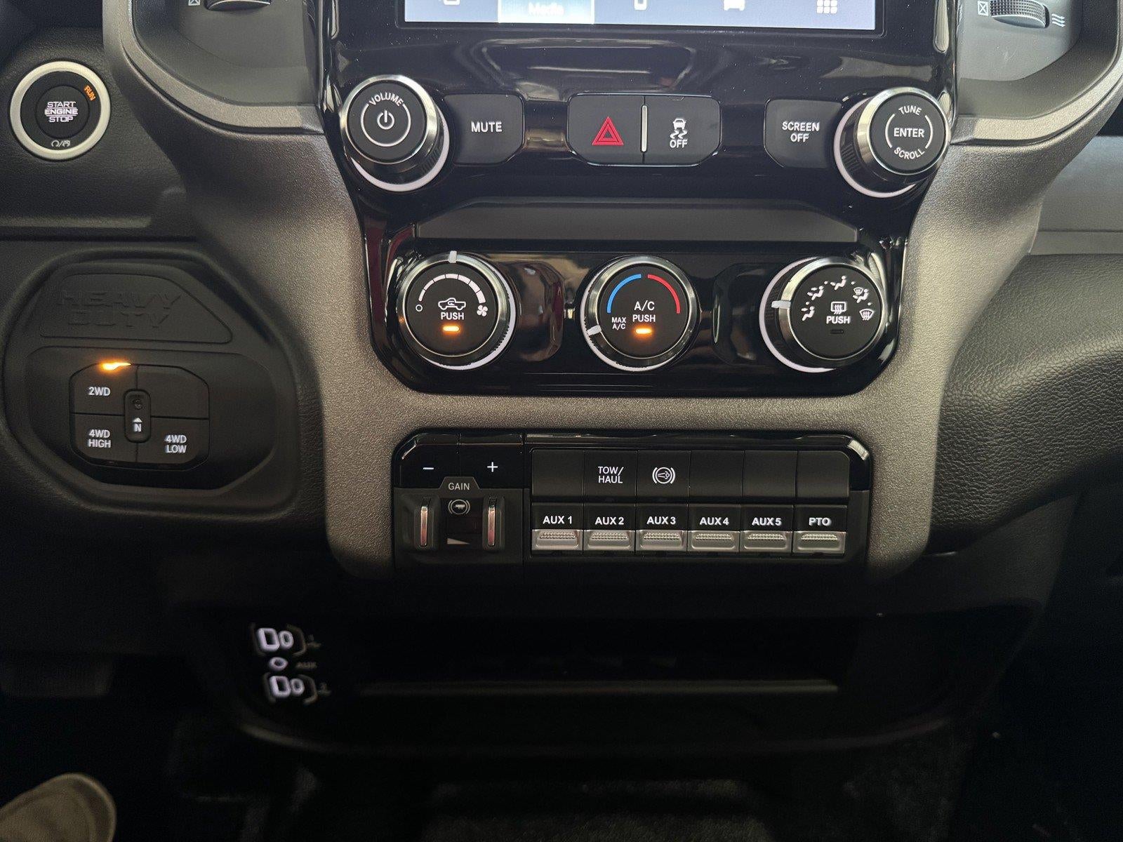 2026 RAM 5500 Chassis RAM 5500 TRADESMAN CHASSIS CREW CAB 4X4 84' CA