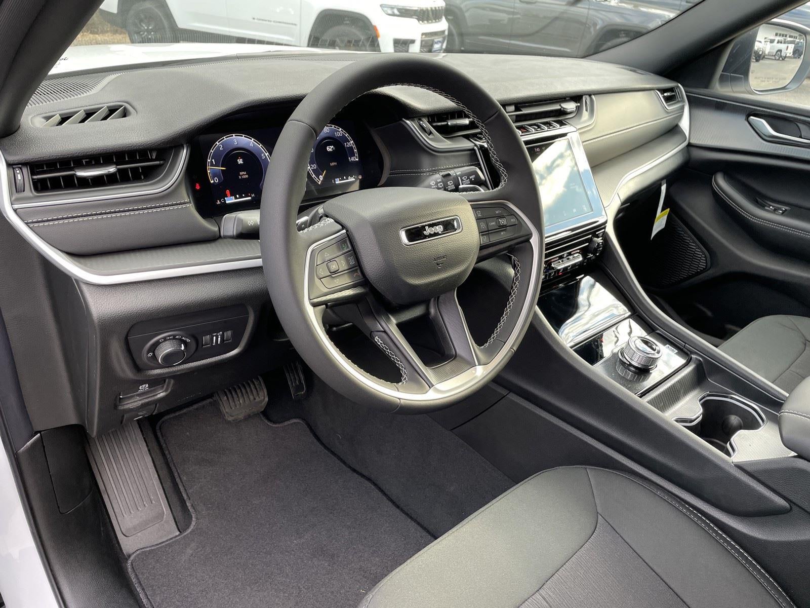 2025 Jeep Grand Cherokee GRAND CHEROKEE LAREDO 4X2