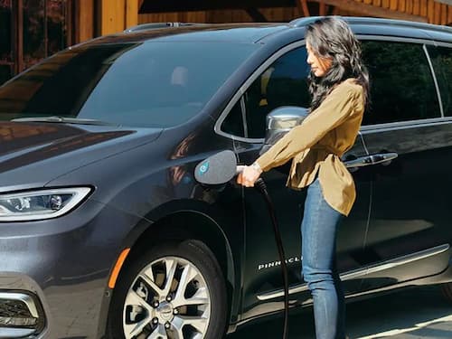 2023 Chrysler Pacifica PHEV charging